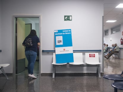 Una mujer en la puerta de la Unidad de Identidad de Género, situada en un sótano del hospital Ramón y Cajal.