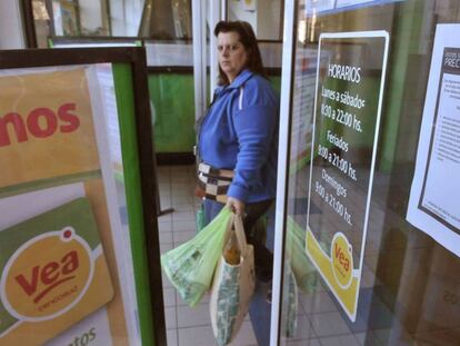Una mujer sale de un supermercado de Buenos Aires.