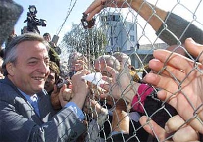 Kirchner saludando el viernes pasado a los habitantes de Santa Fe, localidad que sufrió fuertes inundaciones en mayo.