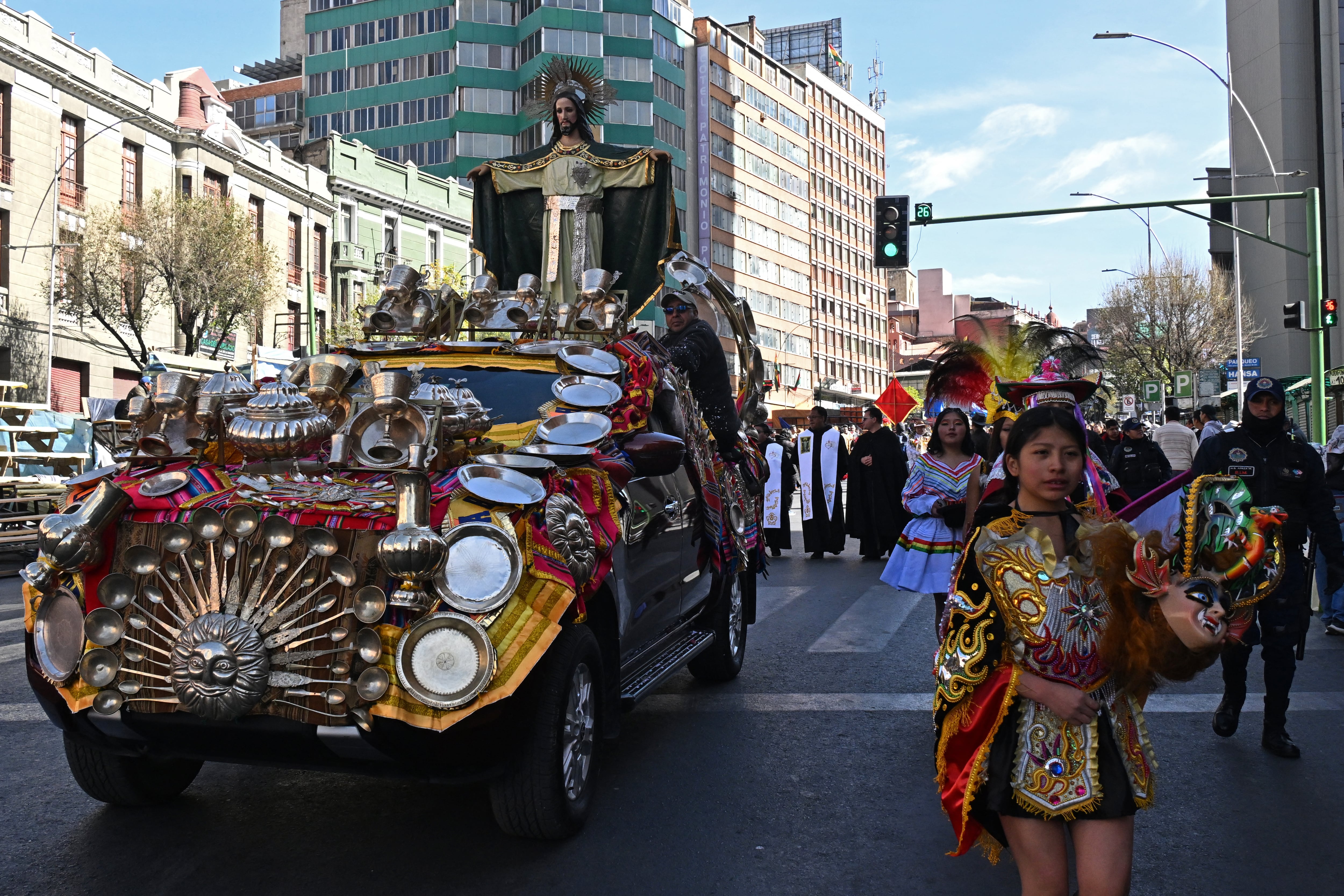 El millonario negocio de la devoción religiosa en Bolivia