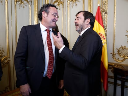 El fiscal general del Estado, Álvaro García Ortiz, conversa con el presidente del Consejo General del Poder Judicial, Vicente Guilarte, durante el traspaso de cartera en el Ministerio de Justicia. 