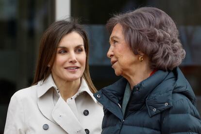 La reina Letizia y doña Sofía posaron juntas sonrientes y charlando ante los medios de comunicación.