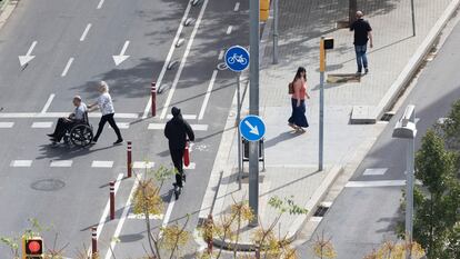 Peatones en el barrio de Sant Andreu de Barcelona.

Foto: Gianluca Battista