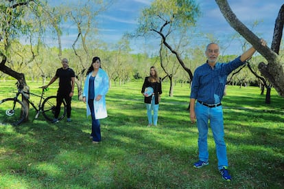 De izquierda a derecha: Pablo Guedes, preparador físico; Gely Álvarez, enfermera; Isabel Yagüe, nutricionista, y Pedro Pareles, paciente con diabetes tipo 2.