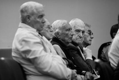 El ex general Reynaldo Bignone mira a la cámara durante el juicio celebrado el lunes en Buenos Aires.