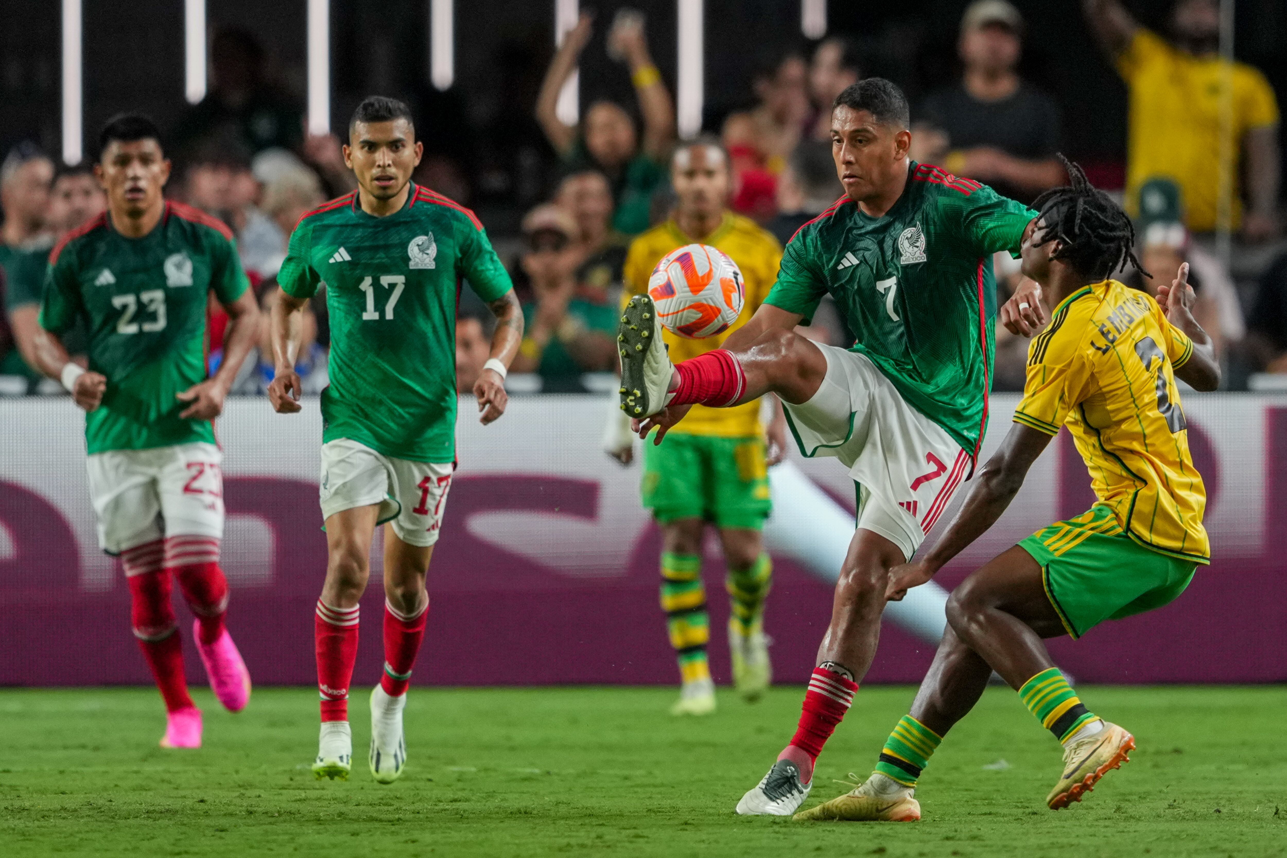 El mexicano Luis Romo roba un balón en un partido contra Jamaica en Las Vegas (EE UU), en julio de 2023.