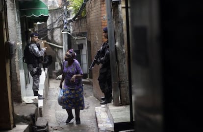 Una mujer camina este lunes en la favela de Rocinha, en R&iacute;o de Janeiro.