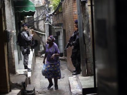 Una mujer camina este lunes en la favela de Rocinha, en R&iacute;o de Janeiro.