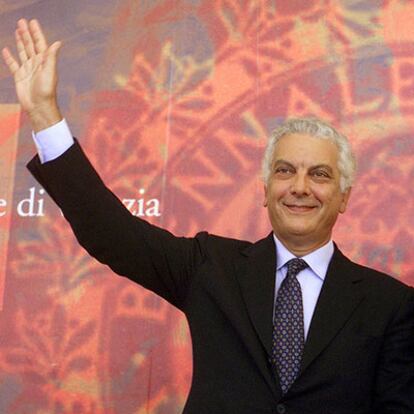 Paolo Baratta saluda al público, tras una conferencia de prensa en el Festival de Venecia de 2000.