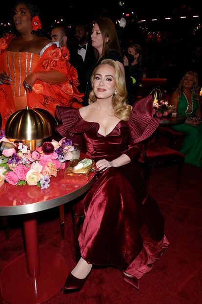 Adele, con vestido con volantes de Louis Vuitton, en un momento de la gala. Nominada a seis categorías, también se saltó la alfombra roja.
