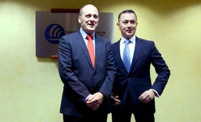 Asier Atutxa, a la izquierda, y José Ángel Corres, presidente de la Cámara de Bilbao.