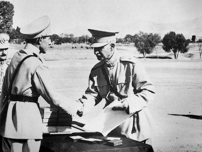 El Shah Reza con su segundo hijo, Ali Reza, en Teherán, Irán, el 19 de agosto de 1941.