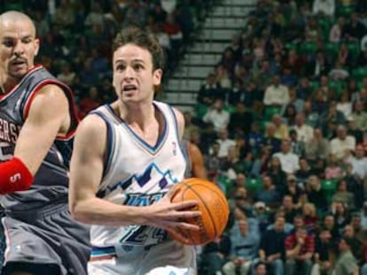 Raúl López, en una entrada a canasta con Utah Jazz en 2004.