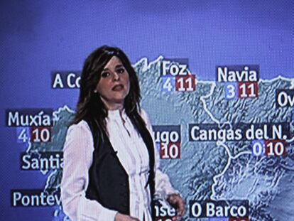 La periodista Ana de Roque, ayer, presentando el tiempo tras el Telediario del mediodía de TVE.
