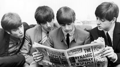 The Beatles, sit down to read the latest issue of The Sunday Mirror Newspaper, ahead of concerts at the Odeon, Leeds - The Beatles Autumn Tour - Sunday 3rd November 1963. John Lennon, George Harrison, Ringo Starr, Paul McCartney. THE DYNAMIC SUNDAY NEWSPAPER. (Photo by Sunday Mirror/Mirrorpix/Mirrorpix via Getty Images)