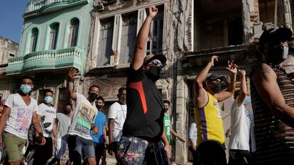 Manifestantes gritan consignas contra el Gobierno cubano en la protesta del 11 de julio en La Habana.