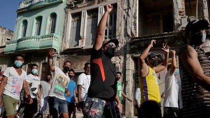 Manifestantes gritan consignas contra el Gobierno cubano en la protesta del 11 de julio en La Habana.