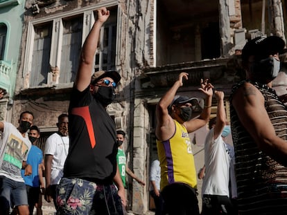 Manifestantes gritan consignas contra el Gobierno cubano en la protesta del 11 de julio en La Habana.