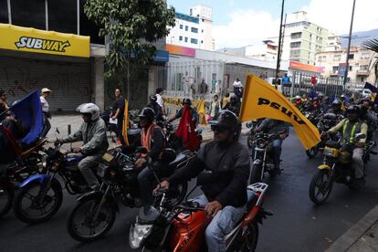 Colectivos simpatizantes al gobierno de Nicolás Maduro pasan frente a un grupo de opositores que se manifiestan frente al Hospital de Niños J. M. de los Ríos, en Caracas. El oficialismo venezolano se movilizará el próximo sábado en Caracas en contraposición a la "gran marcha" opositora prevista dentro de su plan para establecer un gobierno de transición, según ha anunciado el dirigente chavista Diosdado Cabello.