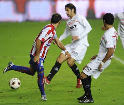 Diego Castro se anticipa a dos defensas sevillistas en la acción del gol.