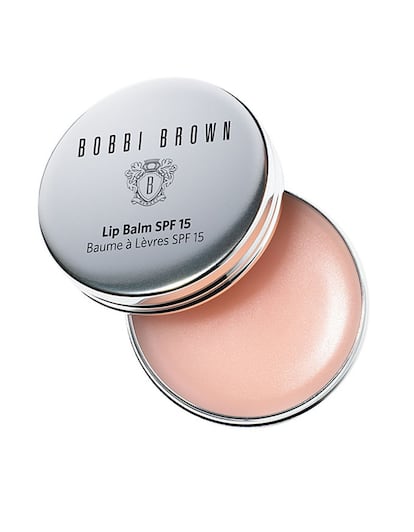 Es de Bobbi Brown, está hecho a base de aceite de oliva y germen de trigo y lo mejor de todo: tiene factor de protección 15. (17 euros)