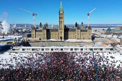 Un grupo de manifestantes a las puertas del Parlamento de Canadá, en Ottawa, este sábado 29 de enero.