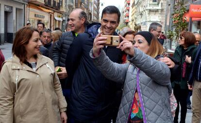 Sánchez se fotografía con simpatizantes, este martes en Palencia. 