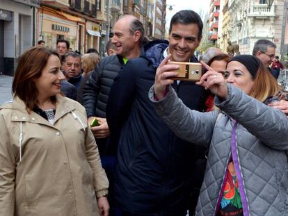 Sánchez se fotografía con simpatizantes, este martes en Palencia. 