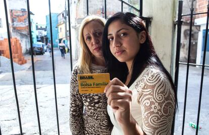 Valéria da Silva junto a filha Gabriela, beneficiárias do Bolsa Família.