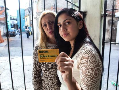 Valéria da Silva junto a filha Gabriela, beneficiárias do Bolsa Família.