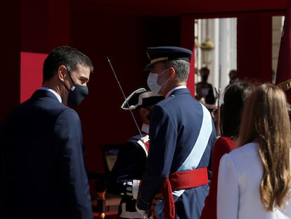 Felipe VI conversa con Pedro Sánchez durante el acto organizado con motivo del Día de la Fiesta Nacional.