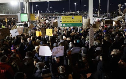 La mayoría de las protestas han sido convocadas a través de las redes sociales, donde la etiqueta #NoBanNoWall se ha convertido en una colección de proclamas contra Trump, reivindicaciones de los valores estadounidenses y peticiones de ayuda de familiares de refugiados e inmigrantes a los que ha sorprendido la orden del presidente en pleno trayecto hasta Estados Unidos.