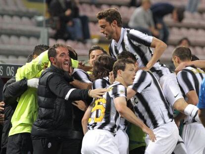 Los jugadores de Juventus celebran un gol ante el Cagliari.