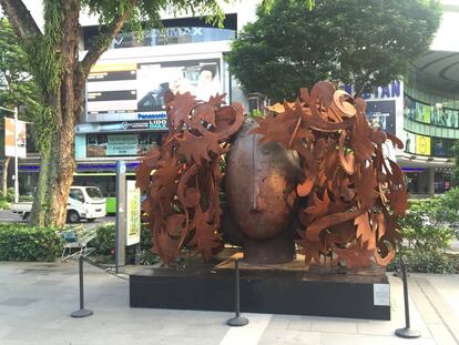 Una de las esculturas del artista en Orchard Road, la principal avenida de Singapur.