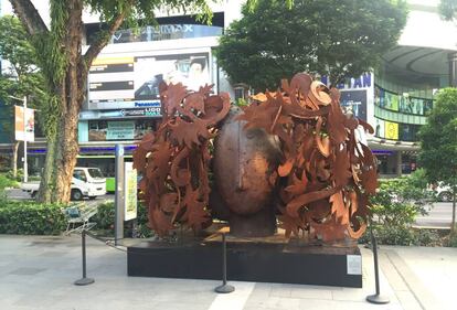 Una de las esculturas del artista en Orchard Road, la principal avenida de Singapur.