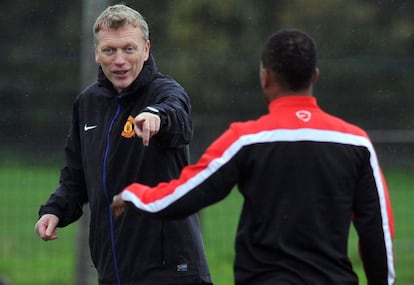 David Moyes da instrucciones a Patrice Evra.