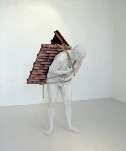'Home to go', una escultura de Adrian Paci, reflexiona sobre cómo en la diáspora se arrastra con la historia propia.