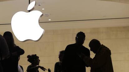 Clientes en una tienda de Apple en Nueva York