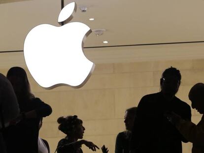 Clientes en una tienda de Apple en Nueva York