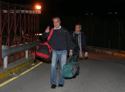 Antonio Barrientos, ayer a la salida de la prisión, seguido de su hermano Manuel.