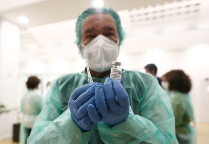 El presidente del Colegio Oficial de Farmacéuticos de Madrid (COFM), Luis González, sostiene un vial de la vacuna de AstraZeneca.