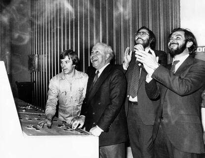 Jesús de Polanco, Antonio Franco i Juan Luis Cebrián a les rotatives de Zona Franca el 1982.