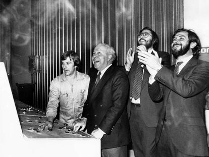 Jesús de Polanco, Antonio Franco i Juan Luis Cebrián a les rotatives de Zona Franca el 1982.