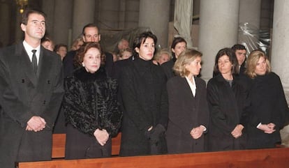 Carmen Franco, segunda por la izquierda, junto a sus hijos José Cristóbal, Carmen, Arantxa, Merry, Mariola, Francisco y Jaime (estos dos últimos en segunda fila) durante el funeral de Cristobal Martínez-Bordiú, Marqués de Villaverde.