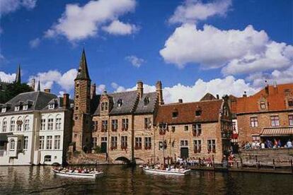 La ruta de Carlos V (en la foto, turistas por un canal de Brujas, Bélgica) incluye, además, Gante, Malinas, Amberes y Lovaina. Un viaje de cinco días sale por 640 euros.