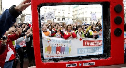 Protesta de los trabajadores de Telemadrid en diciembre de 2012 frente a la sede del Gobierno de la Comunidad de Madrid, en la Puerta del Sol.