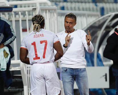 Luis Enrique da instrucciones a Adama Traoré en el partido contra Kosovo.