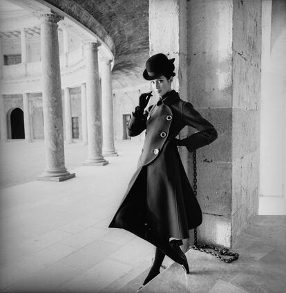 En la imagen, una modelo posa con un diseño de Elio Bernhanyer en el patio del palacio de Carlos V, el mismo edificio que 55 años después acoge la exposición ‘Henry Clarke y la moda de España bajo el influjo de la Alhambra’. 