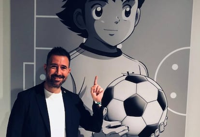 Octavi Anoro, delegado de LaLiga en Japón, posa junto a la imagen de Oliver Atom.