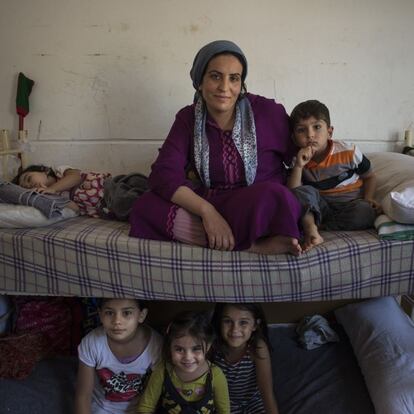 Khlam tiene 31 años y es de Kobani (Siria). Esta mujer permanece en el Centro de Estancia Temporal de Inmigrantes (Ceti) de Melilla junto a sus dos hijos, Mohammed, de 4 años y medio, y Rokach, de un año y dos meses. Su marido está en Nador (Marruecos) buscando trabajo. “Nos hemos quedado sin dinero, lo hemos gastado todo en el viaje, estamos arruinados”, explica esta mujer. En total, esta familia ha gastado ya más de 10.000 euros desde que salieron de Siria hace un año y medio. Save the Children denuncia que muchas de estas familias se han visto forzadas a separarse porque, en el momento del cierre del paso fronterizo entre Marruecos y España, unos miembros se han quedado en un lado o en el otro.
